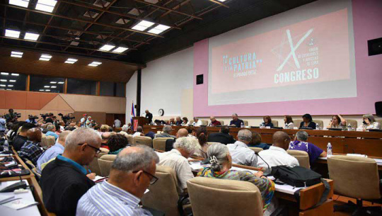 Díaz-Canel junto a artistas e intelectuales en su X Congreso