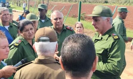 Presidente de Cuba chequea recuperación de zonas afectadas por Rafael