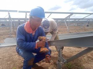 Con 17 años, Erik demuestra interés por aprender y es el más joven de los obreros en la ECOA #37.