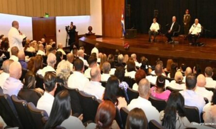 Diaz-Canel-se-reune-con-colaboradores-en-Venezuela