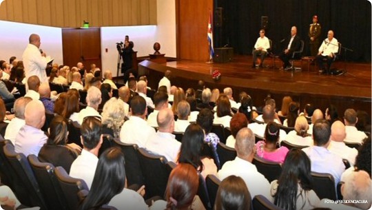 Díaz-Canel se reúne con colaboradores en Venezuela