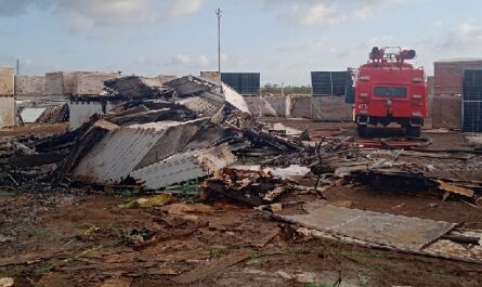 Extinguen-incendio-en-el-parque-solar-fotovoltaico-de-Alcalde-mayor-en-Roda