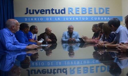 El primer secretario del Comité Central del Partido y presidente de la República recorrió instalaciones de Juventud Rebelde y el Centro de Información para la Prensa. Lo acompañó el miembro del Buró Político y secretario de Organización del Comité Central, Roberto Morales Ojeda. Foto: Estudios Revolución