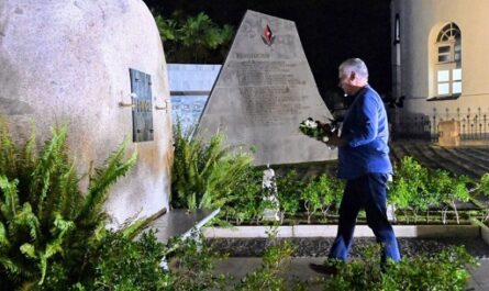 Díaz-Canel rinde tributo al Comandante en Jefe durante visita a Santiago de Cuba