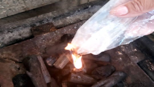 🎧 ¡Un modo fácil y barato de encender el carbón! (Video)