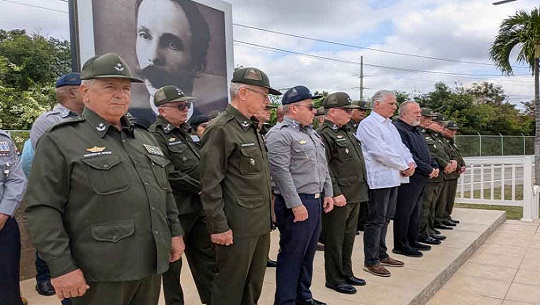 Presidente de Cuba asiste a acto por aniversario de Policía Nacional