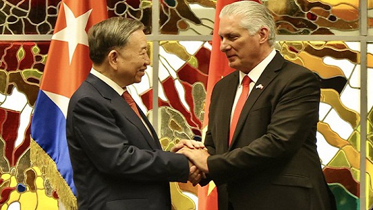 Dialogan líderes de Partidos Comunistas de Cuba y Vietnam