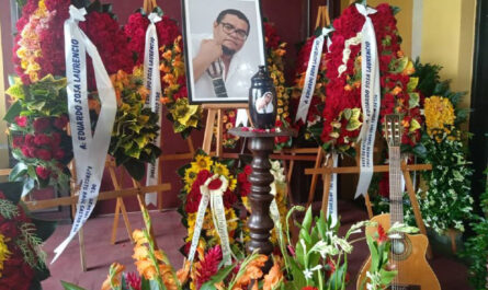 Ofrendas florales de Raúl y Díaz-Canel al trovador Eduardo Sosa