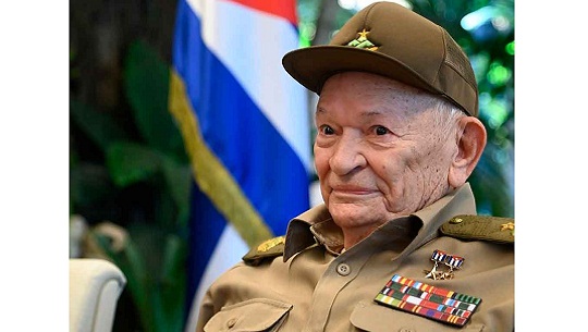 Felicita Díaz-Canel a veterano Comandante cubano por su cumpleaños