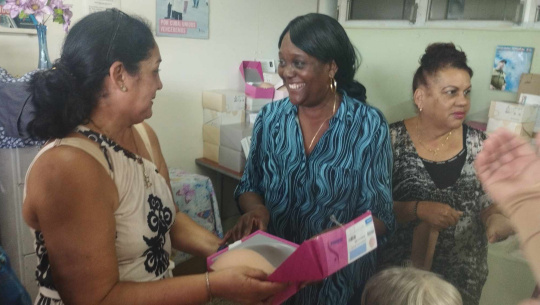 Dona fundación holandesa artículos para pacientes operadas de cáncer de mama