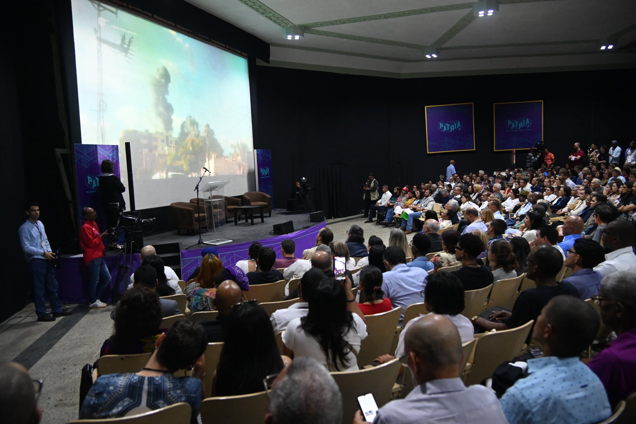 Díaz-Canel escuchó además a la conferencia “Lecciones mediáticas del genocidio palestino: propaganda, silenciamiento y resistencia informativa”, de la periodista libanesa Wafica Mehdi, con la cual concluyen tres días de debates y reflexiones sobre comunicación.