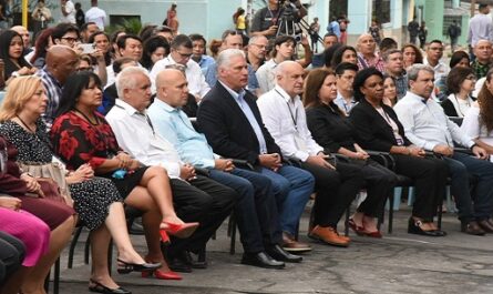 Presidente de Cuba participa en Coloquio Internacional Patria