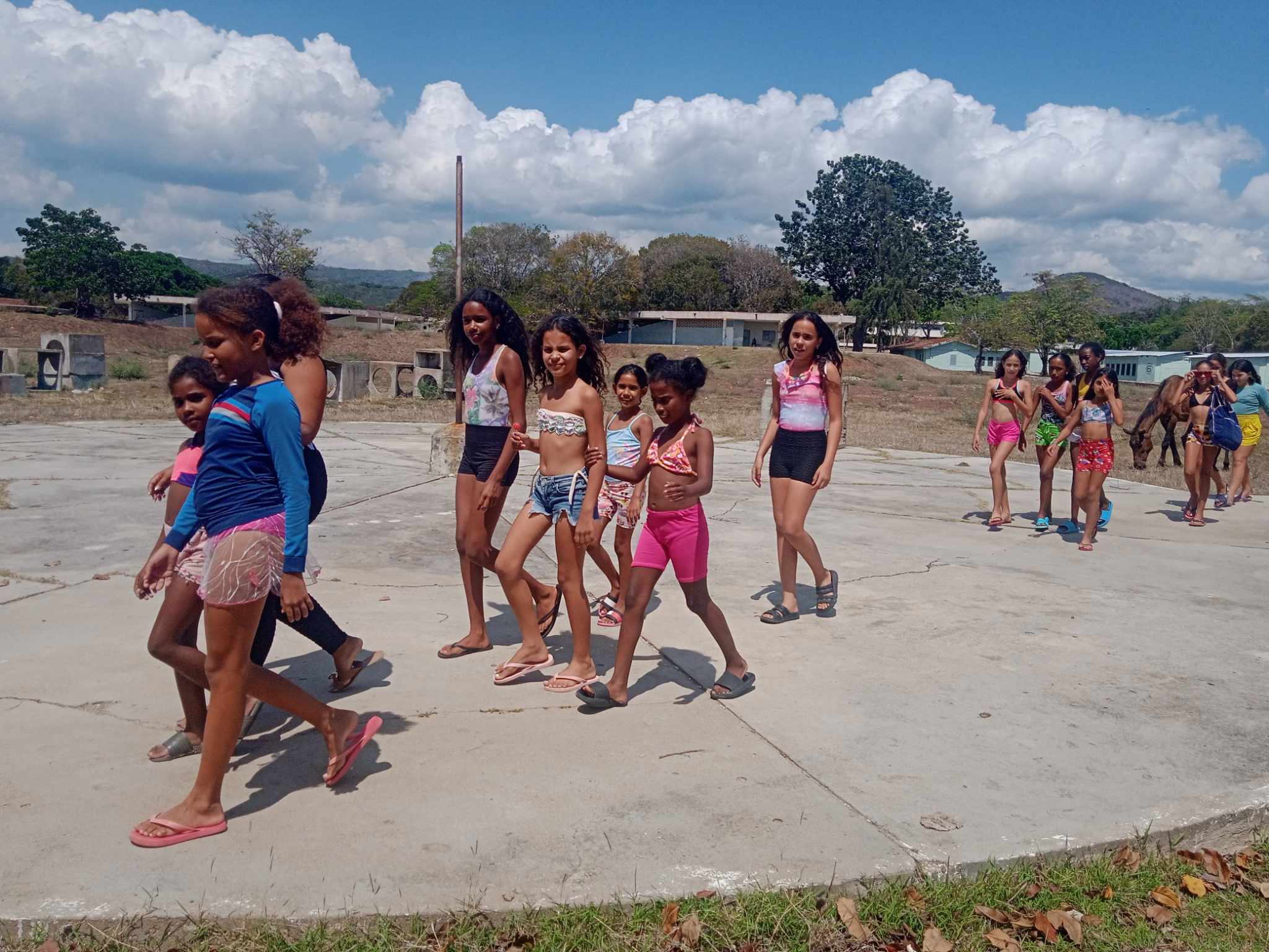Alumnas en camino a la zona de playa en el Campamento de Pioneros Ismaelillo, de Cienfuegos