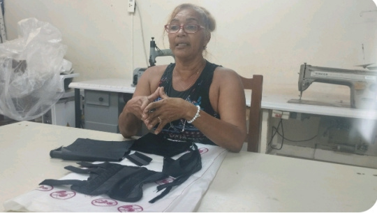 Fabrican en Cienfuegos muñequeras de materiales reciclados para pacientes con túnel carpiano 