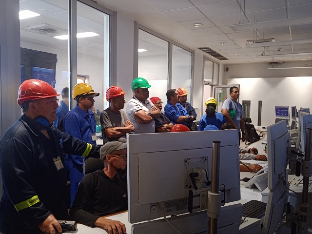 Al centro de los observadores, con casco verde, el Doctor en Ciencias técnicas Francisco Moldós, jefe del grupo de análisis dinámico de la empresa de mantenimiento a centrales eléctricas.