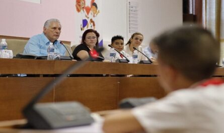 Asiste Díaz-Canel a la asamblea de los pioneros