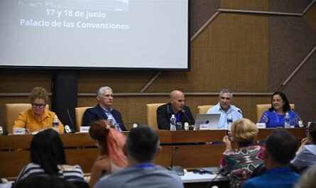 Participa Diaz-Canel en cierre de Conferencia de informáticos de Cuba