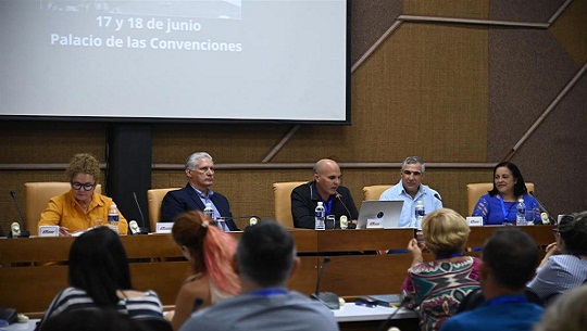 Participa Diaz-Canel en cierre de Conferencia de informáticos de Cuba