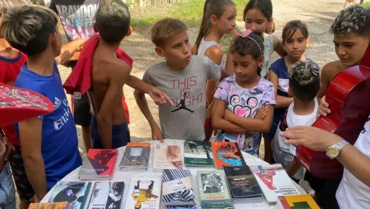 Anima gira de escritores a pobladores de comunidad cienfueguera 