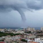 Tromba marina sorprende a La Habana
