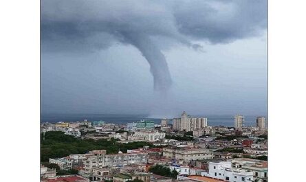Tromba marina sorprende a La Habana