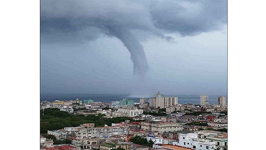 Tromba marina sorprende a La Habana