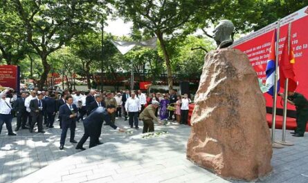 Presidente de Cuba rinde homenaje a José Martí en Vietnam