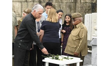 El presidente Miguel Díaz-Canel y altos cargos del gobierno cubano participaron hoy en la ceremonia militar de inhumación de las cenizas del vice primer ministro Ricardo Cabrisas Ruiz, informó la televisión.