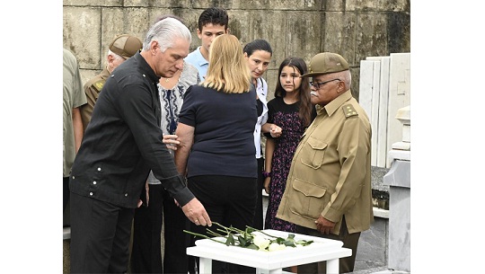 El presidente Miguel Díaz-Canel y altos cargos del gobierno cubano participaron hoy en la ceremonia militar de inhumación de las cenizas del vice primer ministro Ricardo Cabrisas Ruiz, informó la televisión.