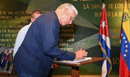 Firma Presidente cubano declaración solidaria con Venezuela