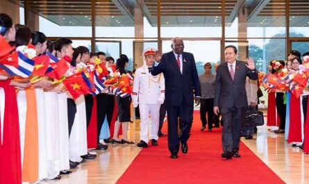Solemne bienvenida en Vietnam al Presidente del Parlamento de Cuba