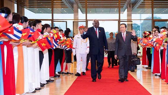 Solemne bienvenida en Vietnam al Presidente del Parlamento de Cuba