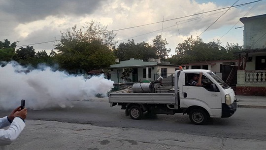Fumigan espacios públicos en Cienfuegos ante incremento de síndromes febriles inespecíficos