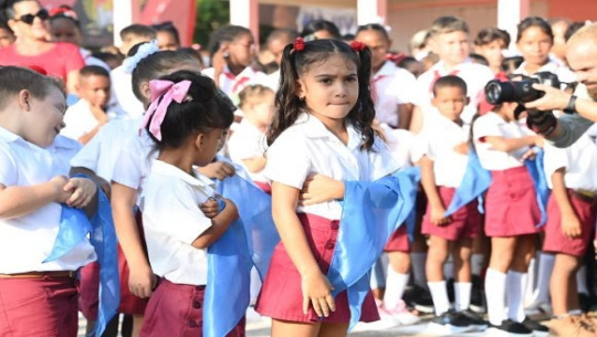 Estudiantes de primer grado reciben su pañoleta azul este 8 de octubre