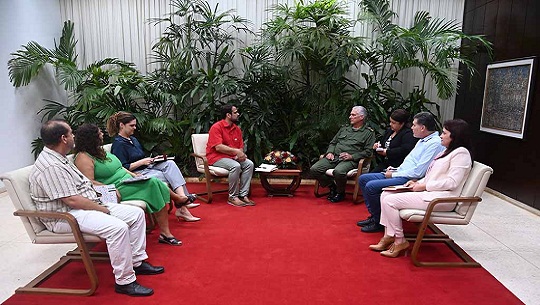 Intercambia presidente cubano con miembros de movimiento brasileño