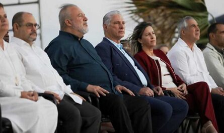 Encabeza presidente de Cuba homenaje por Día del Educador