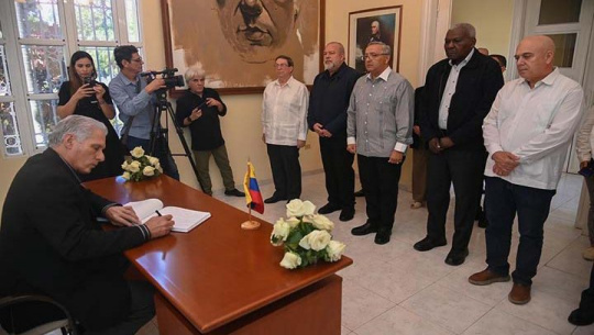 Firmó Díaz-Canel libro de condolencias en embajada venezolana