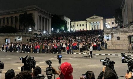 Presidente de Cuba encabeza tradicional Marcha de las Antorchas