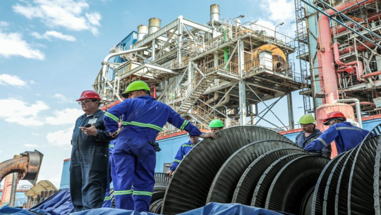 ¿Qué acciones implementan los sectores eléctrico, industrial e hidráulico ante el déficit de combustibles?