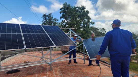 Apuesta por energía renovable para asegurar telecomunicaciones en Cienfuegos