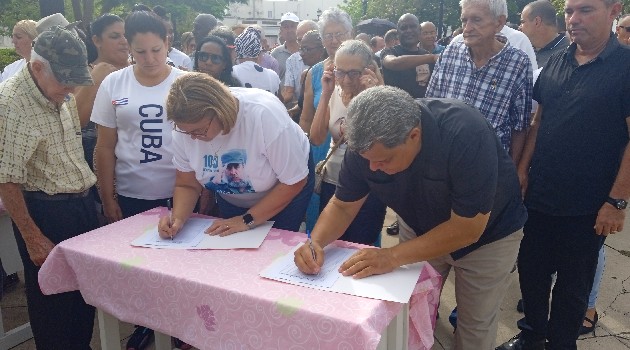 Ni el bloqueo ni las amenazas: “Mi Firma por la Patria” en Cienfuegos