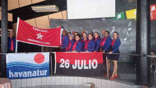 Recibe sucursal HAVANATUR CENTRO Cienfuegos la bandera vanguardia nacional 