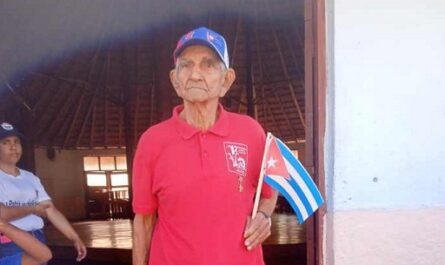 Alfredo Cruz Conde, Héroe del trabajo de la República de Cuba, acudió con sus 87 años de edad a la plaza Benny Moré, en Lajas para reafirmar su apoyo a la Revolución.