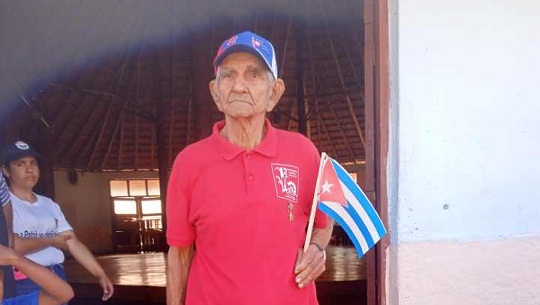 Alfredo Cruz Conde, Héroe del trabajo de la República de Cuba, acudió con sus 87 años de edad a la plaza Benny Moré, en Lajas para reafirmar su apoyo a la Revolución.