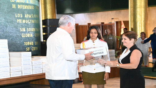 Presidente cubano recibe muestra documental de las firmas por la Patria