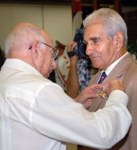 Machado Ventura condecora a Alfredo Cruz Conde como Héroe del Trabajo de la República de Cuba.