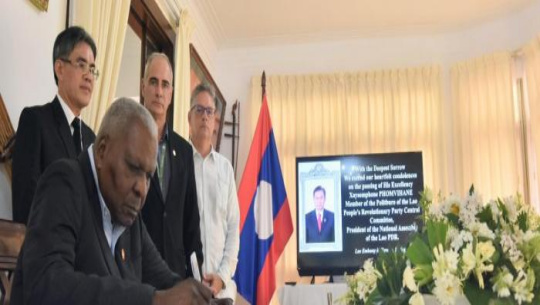 Firma Esteban Lazo libro de condolencias por el fallecimiento del Presidente de la Asamblea Nacional de Laos